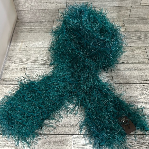 Handmade green fuzzy warm winter knit scarf - Picture 1 of 4